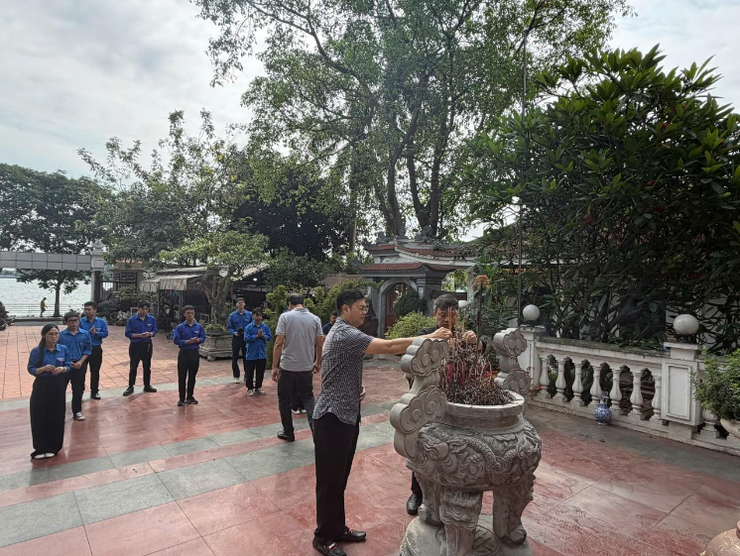 Phường Tây Hồ: Tri ân các anh hùng liệt sĩ nhân dịp kỷ niệm 51 năm ngày Giải phóng Miền Nam, thống nhất đất nước (30/4/1975 – 30/4/2026)- Ảnh 3.