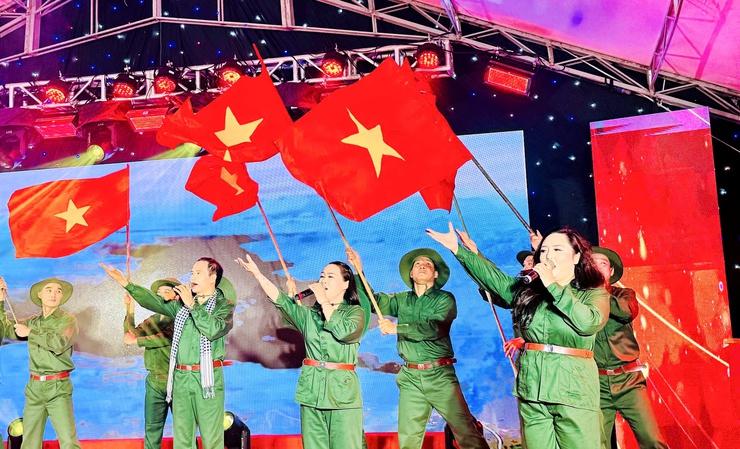 Nam Phù: Chương trình nghệ thuật “Vang khúc ca khải hoàn" – thắp sáng lịch sử, lan toả niềm tự hào dân tộc- Ảnh 4.