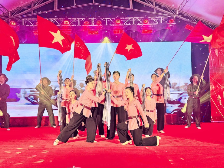 Nam Phù: Chương trình nghệ thuật “Vang khúc ca khải hoàn" – thắp sáng lịch sử, lan toả niềm tự hào dân tộc- Ảnh 3.