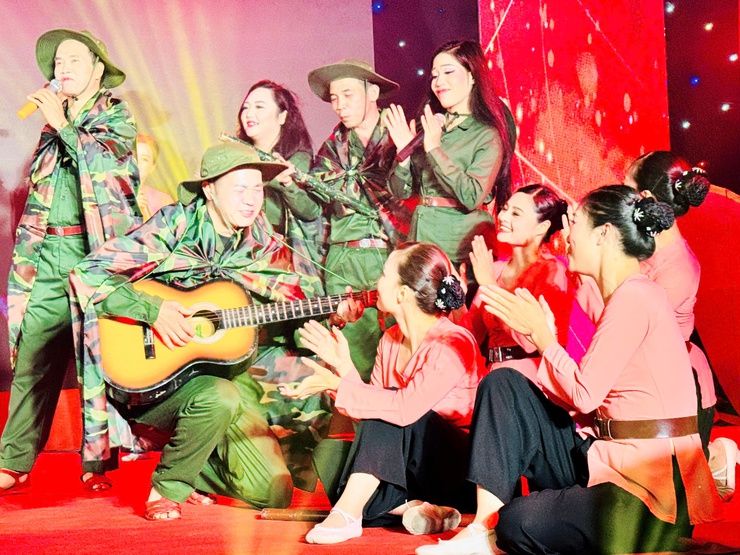Nam Phù: Chương trình nghệ thuật “Vang khúc ca khải hoàn" – thắp sáng lịch sử, lan toả niềm tự hào dân tộc- Ảnh 6.