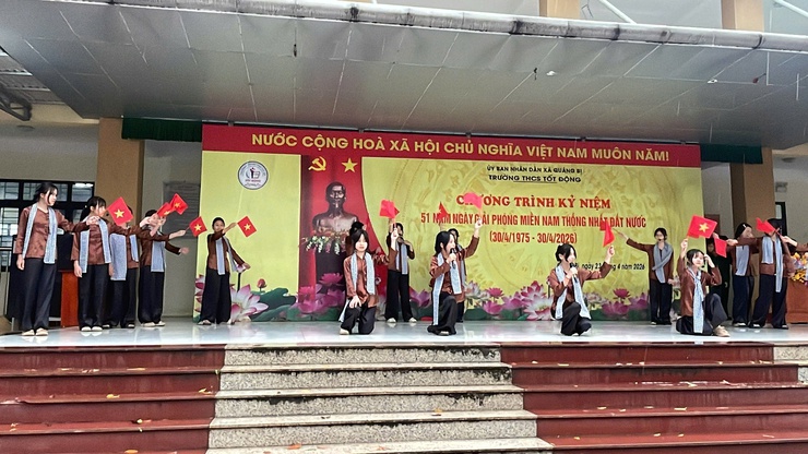Trường THCS Tốt Động tổ chức chương trình kỷ niệm 51 năm Ngày Giải phóng miền Nam, thống nhất đất nước- Ảnh 2.