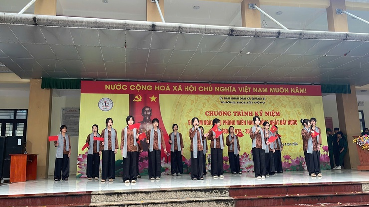 Trường THCS Tốt Động tổ chức chương trình kỷ niệm 51 năm Ngày Giải phóng miền Nam, thống nhất đất nước- Ảnh 1.