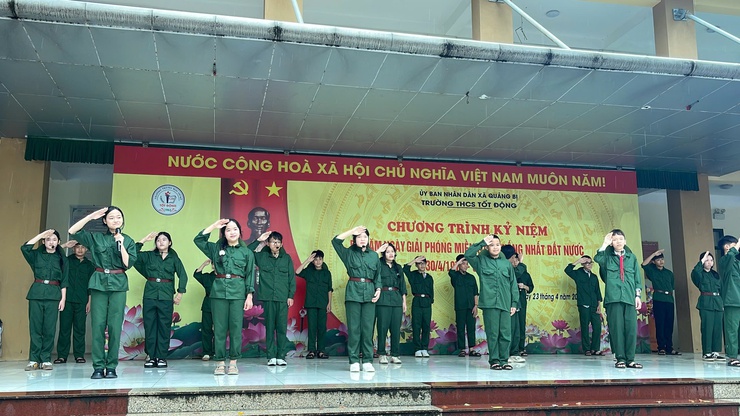 Trường THCS Tốt Động tổ chức chương trình kỷ niệm 51 năm Ngày Giải phóng miền Nam, thống nhất đất nước- Ảnh 3.