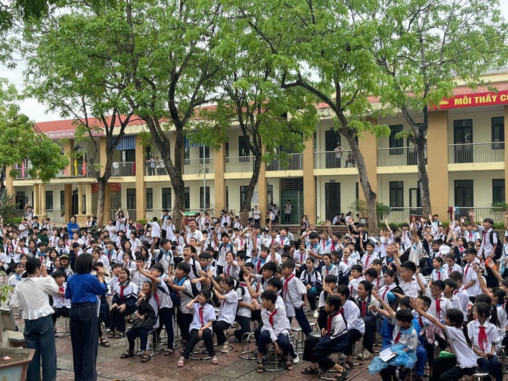 Trường THCS Tốt Động tổ chức chương trình kỷ niệm 51 năm Ngày Giải phóng miền Nam, thống nhất đất nước- Ảnh 4.