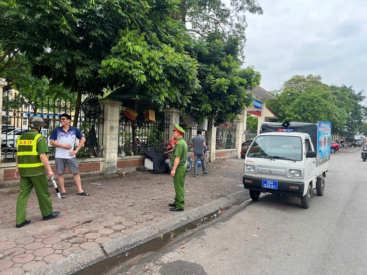 Xã Phù Đổng tăng cường đảm bảo trật tự an toàn giao thông, trật tự đô thị- Ảnh 1.