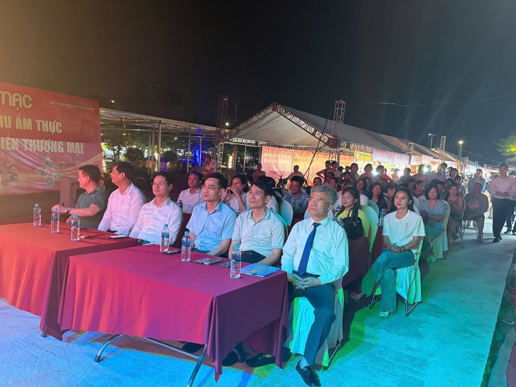 Xã Phù Đổng khai mạc “Thí điểm Khu ẩm thực - chợ đêm và hội chợ xúc tiến thương mại”- Ảnh 1.