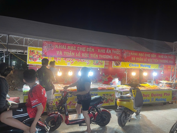 Xã Phù Đổng khai mạc “Thí điểm Khu ẩm thực - chợ đêm và hội chợ xúc tiến thương mại”- Ảnh 4.