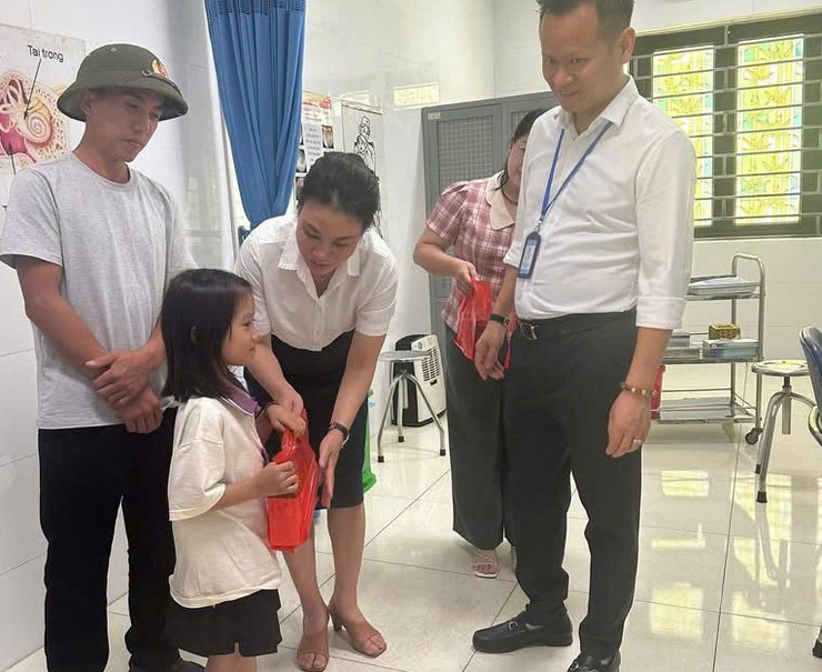 XÃ NỘI BÀI KHÁM SỨC KHỎE VÀ TẶNG QUÀ CHO TRẺ EM KHUYẾT TẬT- Ảnh 2.