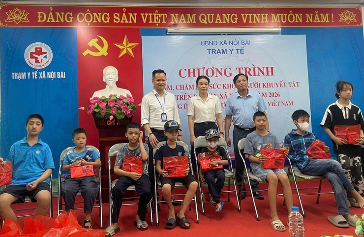 XÃ NỘI BÀI KHÁM SỨC KHỎE VÀ TẶNG QUÀ CHO TRẺ EM KHUYẾT TẬT- Ảnh 1.