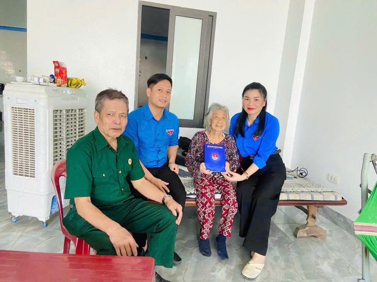 Tuổi trẻ Phú Nghĩa thăm hỏi, tri ân Cựu chiến binh nhân dịp 30/4- Ảnh 2.