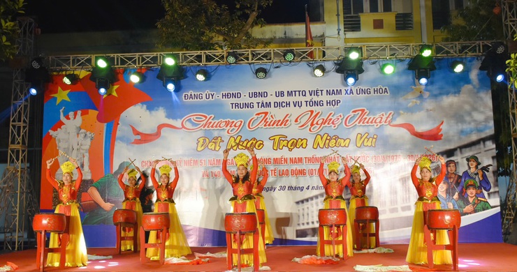 SÔI NỔI ĐÊM VĂN NGHỆ "ĐẤT NƯỚC TRỌN NIỀM VUI"  CHÀO MỪNG 51 GIẢI PHÓNG MIỀN NAM THỐNG NHẤT ĐẤT NƯỚC.- Ảnh 2.