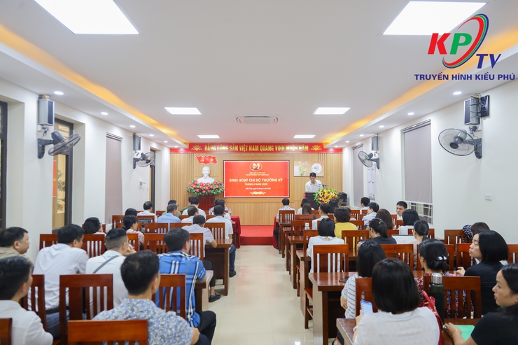 Đồng chí Phùng Huy Diễn- Phó Bí thư Đảng uỷ, chủ tịch UBND xã Kiều Phú dự sinh hoạt chi bộ Trường THPT Minh Khai- Ảnh 2.