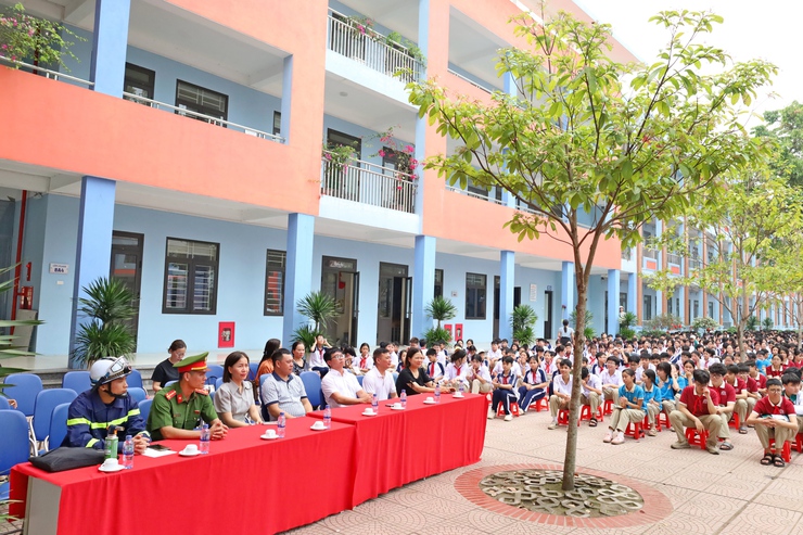 Trường THCS Trung Sơn Trầm tuyên truyền và diễn tập phòng cháy, chữa cháy, cứu  cứu hộ năm 2026- Ảnh 1.