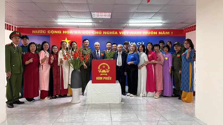 Giáo viên trường Tiểu học Bùi Quốc Khái tham gia hỗ trợ công tác bầu cử tại phường Hoàng Liệt- Ảnh 1.