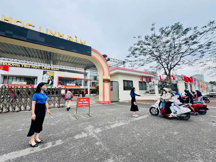 Ra quân mô hình “Cổng trường an toàn” - Thanh niên Tiểu học Linh Đàm hành động vì học sinh thân yêu- Ảnh 1.