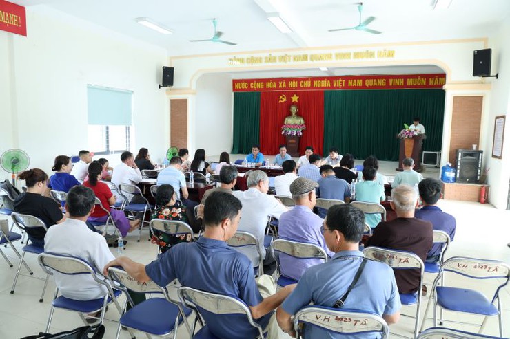 UBND xã Xuân Mai tổ chức hội nghị tuyên truyền, vận động các hộ gia đình, cá nhân có đất thu hồi bàn giao mặt bằng thi công thực hiện dự án đầu tư cải tạo, nâng cấp Quốc lộ 6 đoạn  qua thôn Tiên Trượng, thôn Tiến Ân- Ảnh 1.