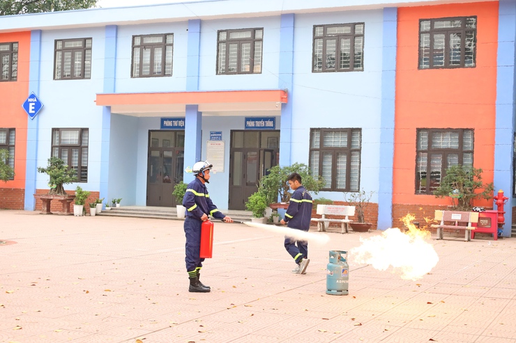 Trường THCS Trung Sơn Trầm tuyên truyền và diễn tập phòng cháy, chữa cháy, cứu  cứu hộ năm 2026- Ảnh 4.