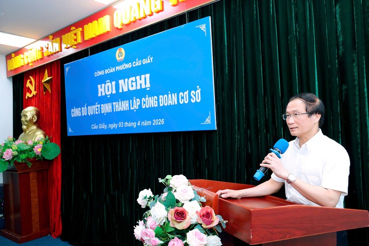 Công đoàn phường Cầu Giấy công bố, trao quyết định thành lập 5 công đoàn cơ sở- Ảnh 1.