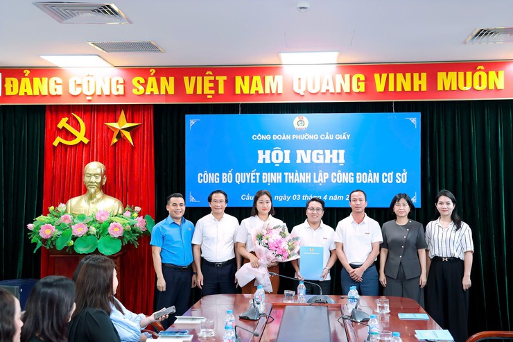 Công đoàn phường Cầu Giấy công bố, trao quyết định thành lập 5 công đoàn cơ sở- Ảnh 2.