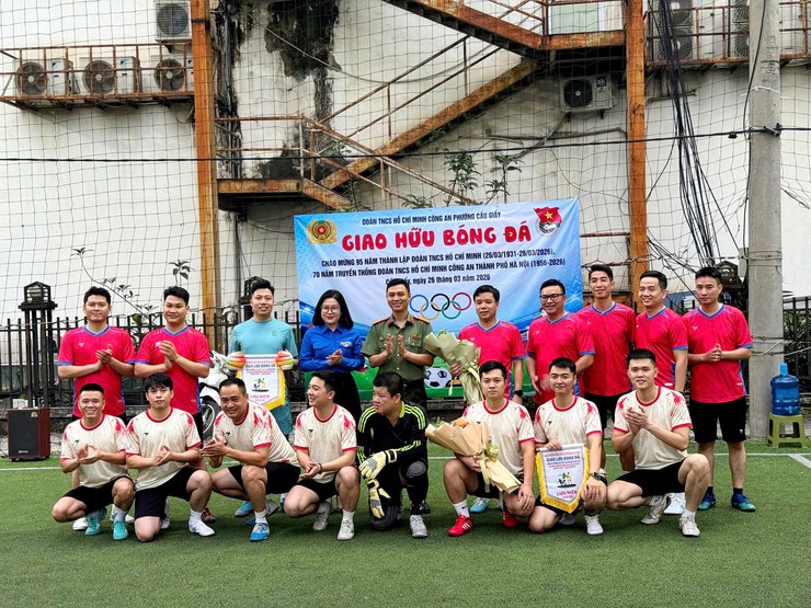 Đoàn Thanh niên Công an phường Cầu Giấy tổ chức hoạt động giao hữu bóng đá giữa các đoàn viên, thanh niên trong đơn vị- Ảnh 1.