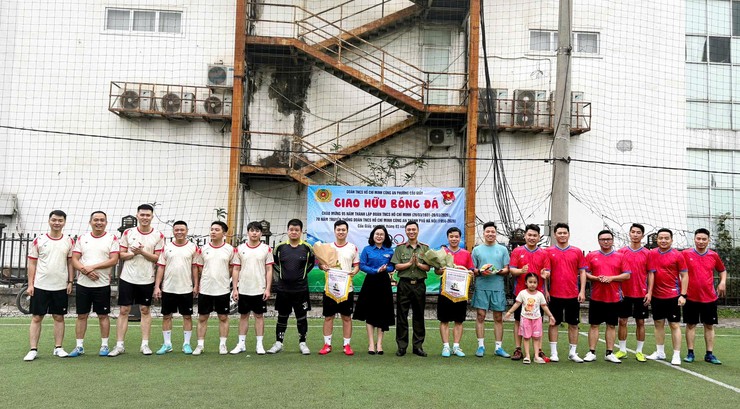Đoàn Thanh niên Công an phường Cầu Giấy tổ chức hoạt động giao hữu bóng đá giữa các đoàn viên, thanh niên trong đơn vị- Ảnh 2.