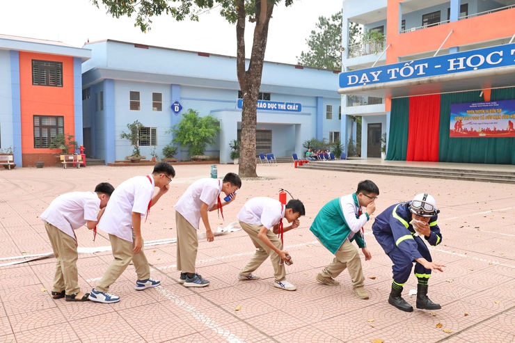 Trường THCS Trung Sơn Trầm tuyên truyền và diễn tập phòng cháy, chữa cháy, cứu  cứu hộ năm 2026- Ảnh 7.