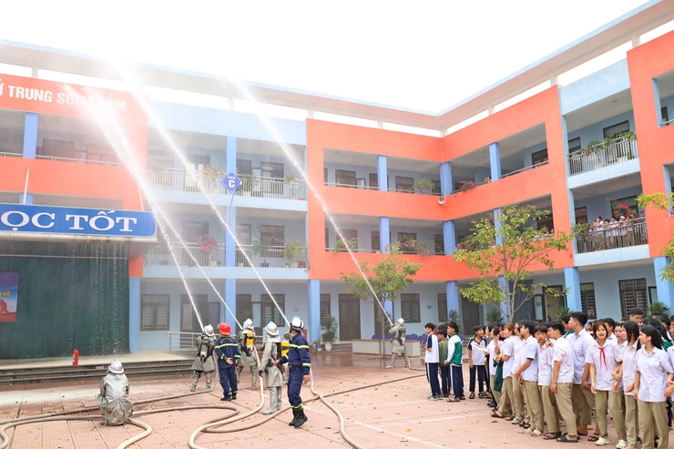 Trường THCS Trung Sơn Trầm tuyên truyền và diễn tập phòng cháy, chữa cháy, cứu  cứu hộ năm 2026- Ảnh 9.