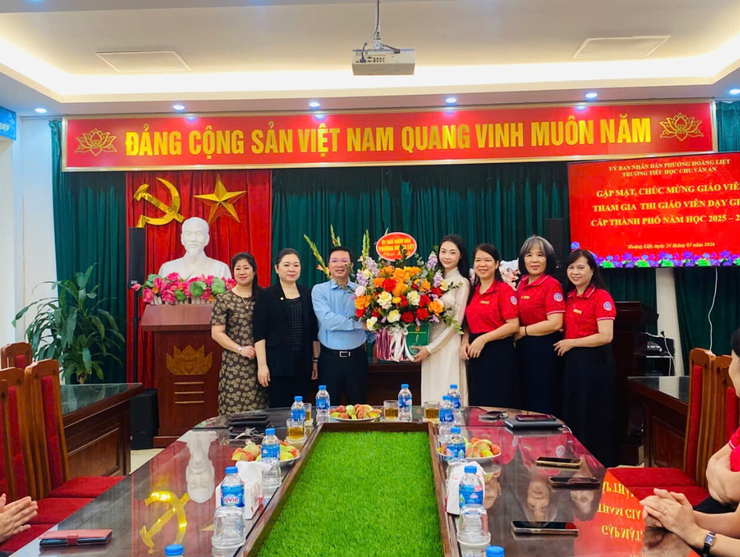 Lãnh đạo UBND phường Hoàng Liệt gặp mặt, động viên, chúc mừng cô giáo Trần Thị Ý Nhi tham gia Hội thi Giáo viên dạy giỏi cấp Thành phố- Ảnh 2.