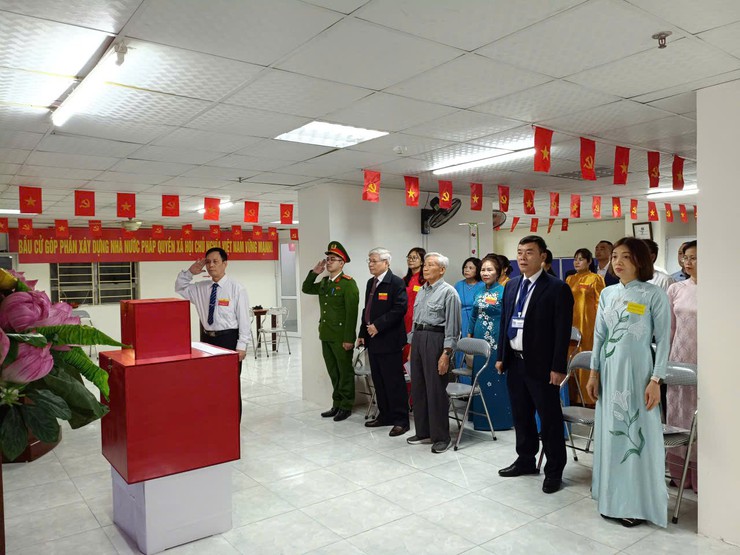 Giáo viên trường Tiểu học Bùi Quốc Khái tham gia hỗ trợ công tác bầu cử tại phường Hoàng Liệt- Ảnh 2.