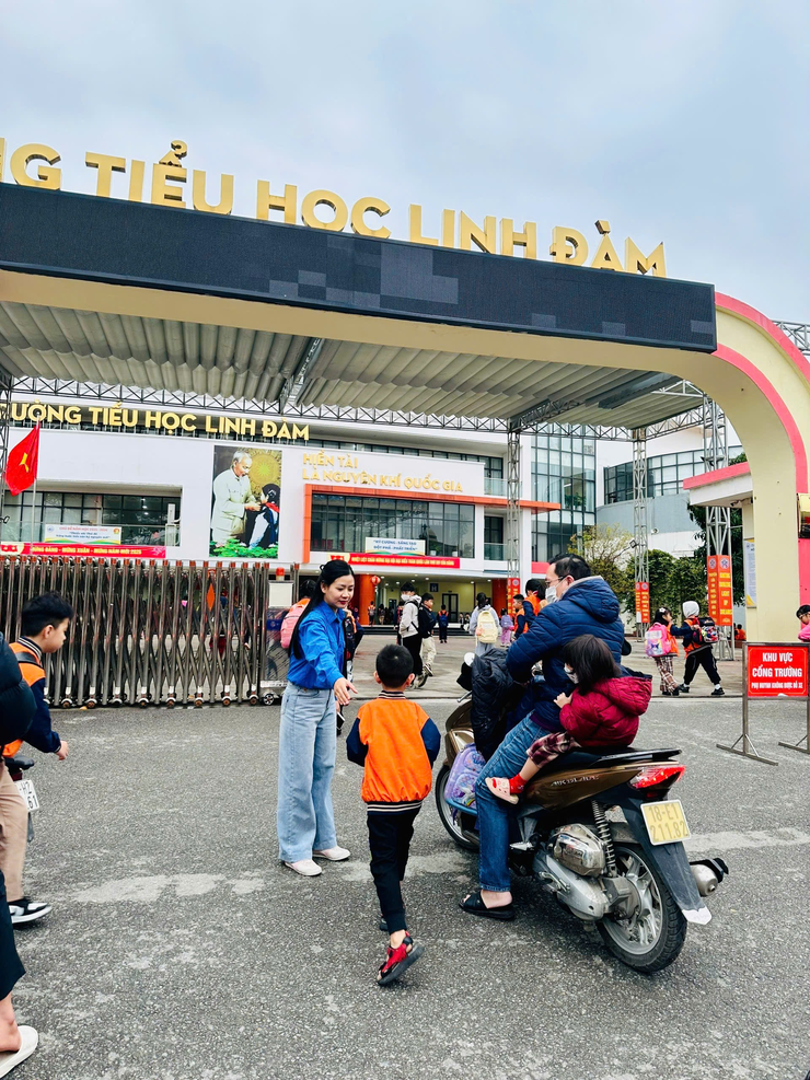 Ra quân mô hình “Cổng trường an toàn” - Thanh niên Tiểu học Linh Đàm hành động vì học sinh thân yêu- Ảnh 2.