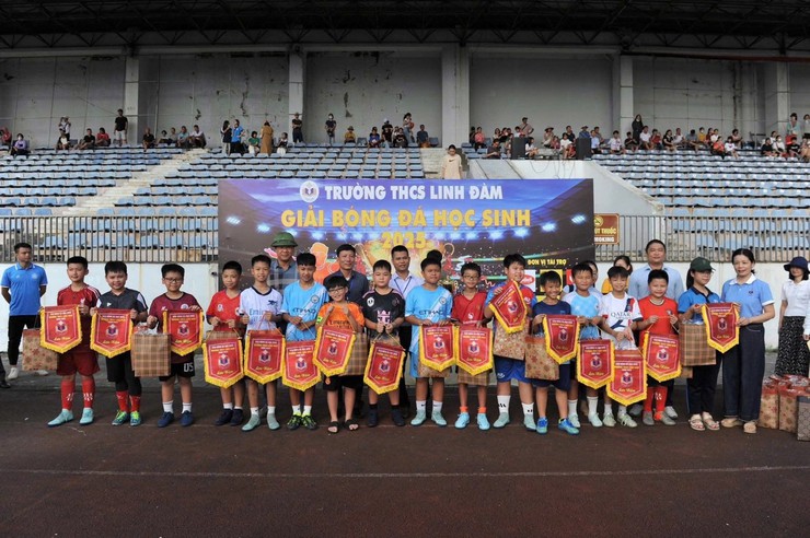 Người mang “mùa xuân” về trong mắt trẻ: Chuyện về người “cầm lái” tận tâm tại mái trường THCS Linh Đàm- Ảnh 3.