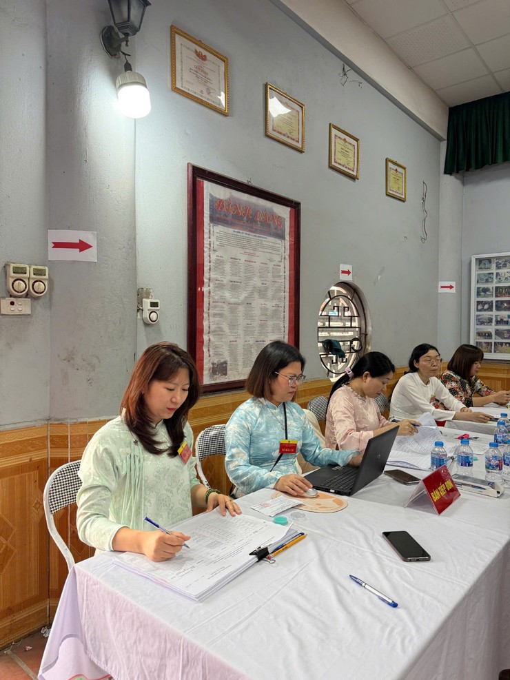 Giáo viên trường Tiểu học Bùi Quốc Khái tham gia hỗ trợ công tác bầu cử tại phường Hoàng Liệt- Ảnh 3.