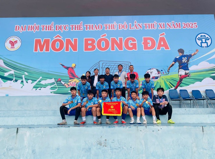 Người mang “mùa xuân” về trong mắt trẻ: Chuyện về người “cầm lái” tận tâm tại mái trường THCS Linh Đàm- Ảnh 4.