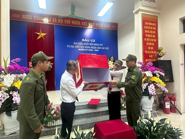 Giáo viên trường Tiểu học Bùi Quốc Khái tham gia hỗ trợ công tác bầu cử tại phường Hoàng Liệt- Ảnh 4.