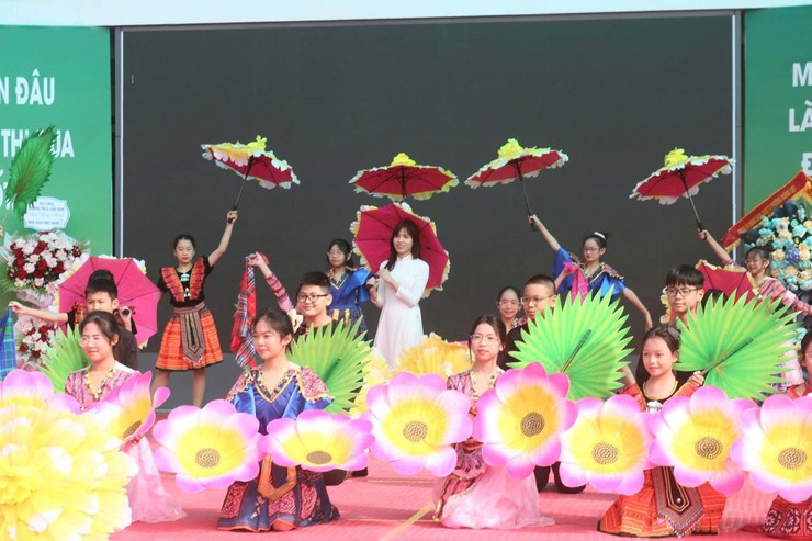 Người mang “mùa xuân” về trong mắt trẻ: Chuyện về người “cầm lái” tận tâm tại mái trường THCS Linh Đàm- Ảnh 6.