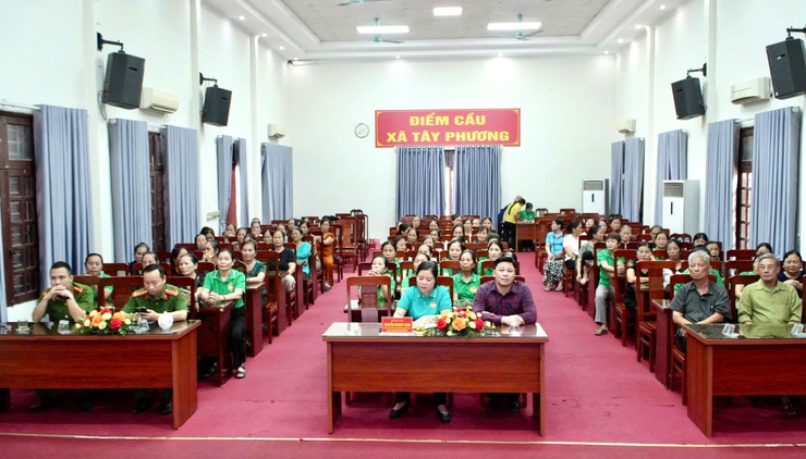 Hội nông dân xã Tây Phương  tổ chức hội nghị, phổ biến luật trật tự, an toàn giao thông đường bộ, luật an ninh mạng cho cán bộ, hội viên nông dân - Ảnh 1.