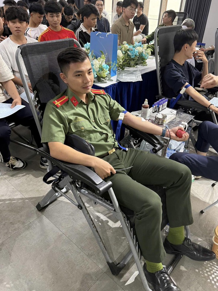 CÓ MỘT CỬA NAM "KHỎE" ĐỂ BẢO VỆ, "TÂM" ĐỂ PHỤNG SỰ! - Ảnh 2.