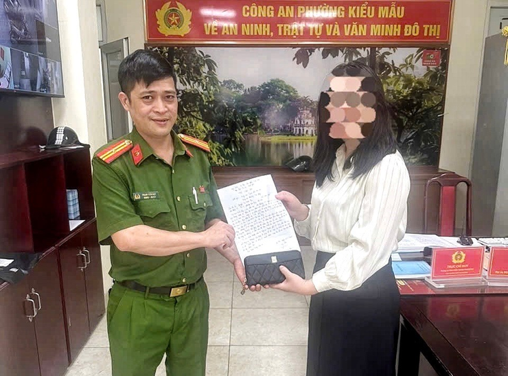  Công an phường Cầu giấy nhanh chóng tìm chủ nhân, trao trả người đánh rơi- Ảnh 1.