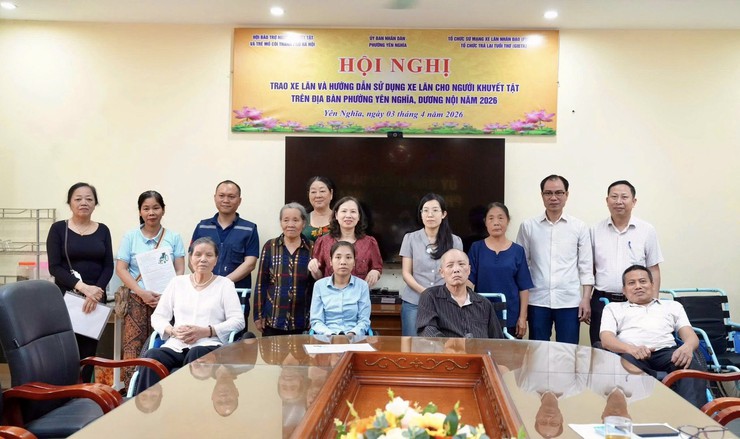 Hội bảo trợ người khuyết tật và trẻ mồ côi TP Hà Nội trao tặng xe lăn cho người khuyết tật có hoàn cảnh khó khăn của phường Dương Nội, Yên Nghĩa- Ảnh 1.