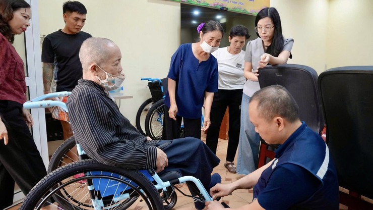 Hội bảo trợ người khuyết tật và trẻ mồ côi TP Hà Nội trao tặng xe lăn cho người khuyết tật có hoàn cảnh khó khăn của phường Dương Nội, Yên Nghĩa- Ảnh 2.