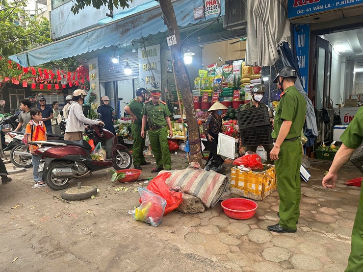 Phường Kiến Hưng: 800 hộ kinh doanh ký cam kết không lấn chiếm vỉa hè, lòng đường- Ảnh 9.