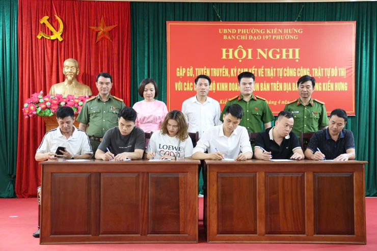 Phường Kiến Hưng: 800 hộ kinh doanh ký cam kết không lấn chiếm vỉa hè, lòng đường- Ảnh 2.