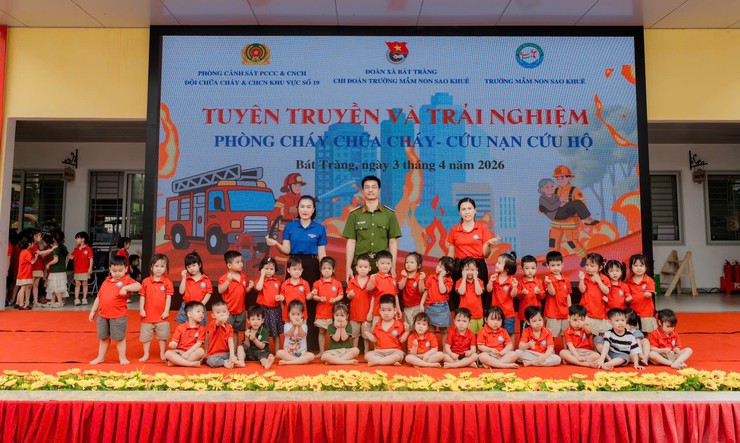 Trường Mầm non Sao Khuê: Tăng cường kỹ năng phòng cháy, chữa cháy cho trẻ qua hoạt động trải nghiệm- Ảnh 2.