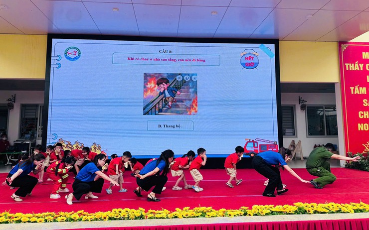 Trường Mầm non Sao Khuê: Tăng cường kỹ năng phòng cháy, chữa cháy cho trẻ qua hoạt động trải nghiệm- Ảnh 3.