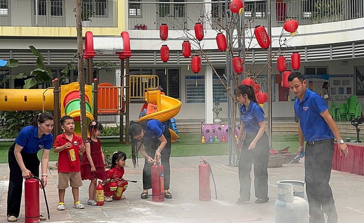 Trường Mầm non Sao Khuê: Tăng cường kỹ năng phòng cháy, chữa cháy cho trẻ qua hoạt động trải nghiệm- Ảnh 4.