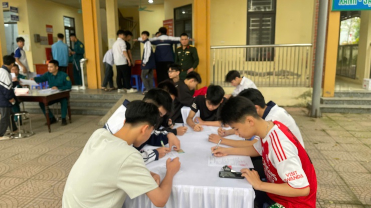 XÃ TÂY PHƯƠNG TỔ CHỨC ĐĂNG KÝ NGHĨA VỤ QUÂN SỰ LẦN ĐẦU CHO NAM CÔNG DÂN SINH NĂM 2009- Ảnh 6.