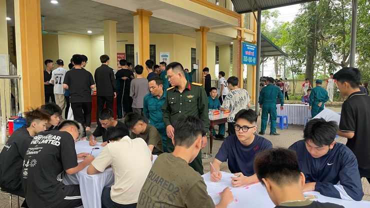 XÃ TÂY PHƯƠNG TỔ CHỨC ĐĂNG KÝ NGHĨA VỤ QUÂN SỰ LẦN ĐẦU CHO NAM CÔNG DÂN SINH NĂM 2009- Ảnh 3.