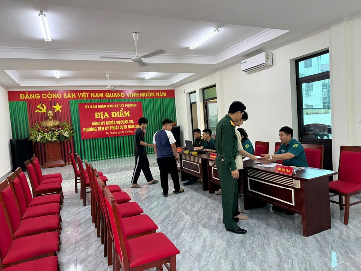 XÃ TÂY PHƯƠNG TỔ CHỨC ĐĂNG KÝ NGHĨA VỤ QUÂN SỰ LẦN ĐẦU CHO NAM CÔNG DÂN SINH NĂM 2009- Ảnh 1.