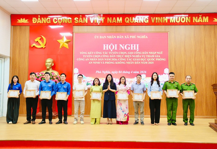 Hội nghị tổng kết công tác tuyển chọn, gọi công dân nhập ngũ; tuyển chọn công dân thực hiện nghĩa vụ tham gia Công an nhân dân năm 2026; Công tác giáo dục quốc phòng an ninh và phòng không nhân dân năm 2025- Ảnh 9.