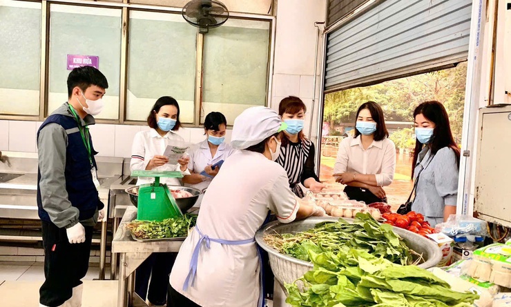 TĂNG CƯỜNG GIÁM SÁT GIAO NHẬN THỰC PHẨM TẠI CÁC TRƯỜNG MẦM NON TRÊN ĐỊA BÀN XÃ THANH TRÌ- Ảnh 1.